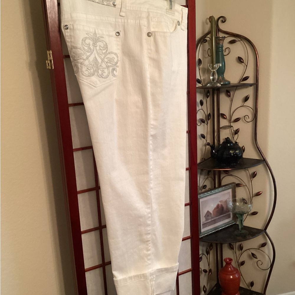 Style & Co. White Cropped Jeans with Silver Embroidered Pocket